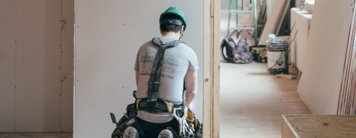 trabajador de la construcción en el lugar de trabajo