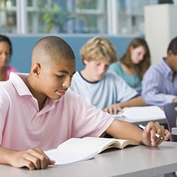 estudiantes de secundaria en clase