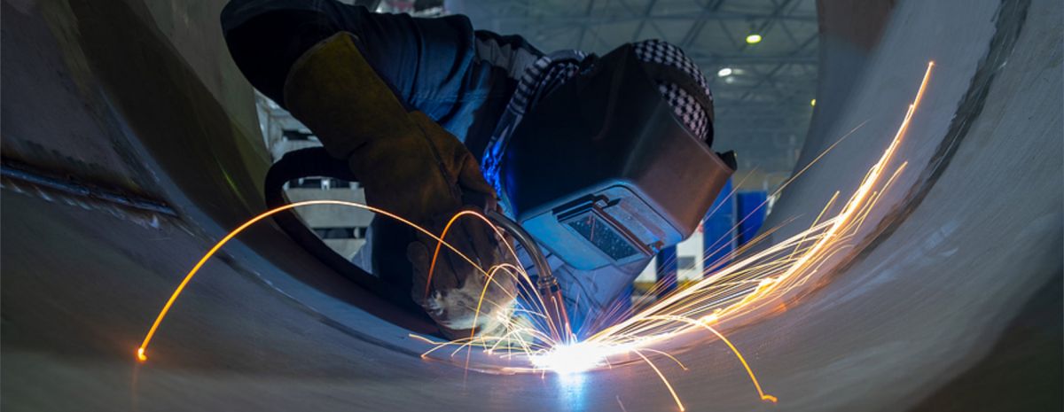 instalador de tuberías en el trabajo