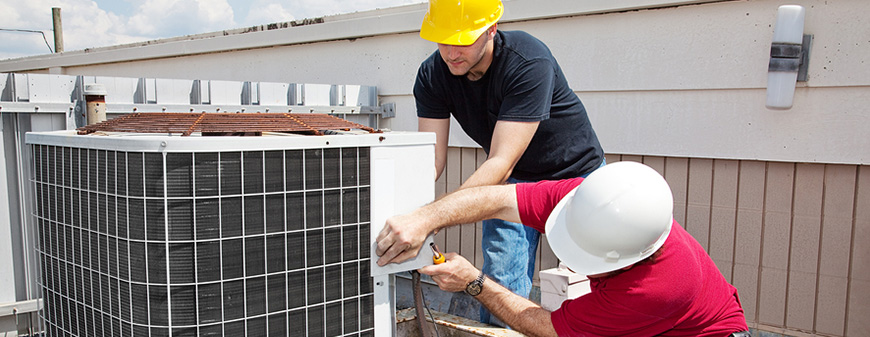 tecnicos en refrigeracion reparando aire acondicionado