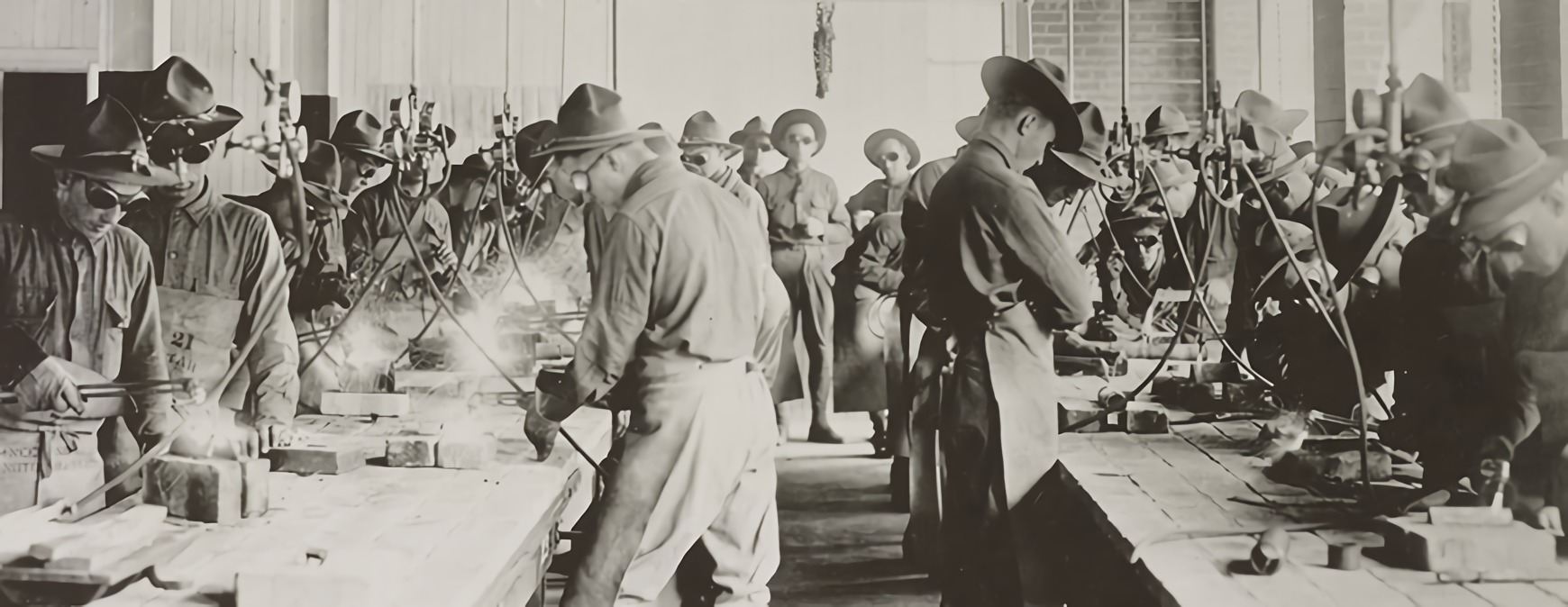 soldados recibiendo entrenamiento de soldadura