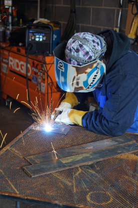 estudiante de soldadura en taller